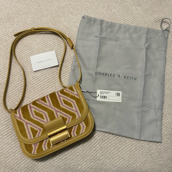 Charles and Keith NWT Shoulder/Crossbody Bag - Picture 3 of 9